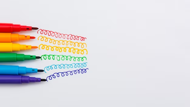 Несколько разноцветных карандашей на белом фоне - примеры исчисляемых существительных в английском языке